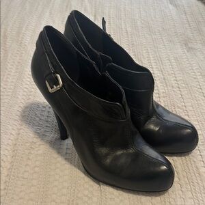 Nine West Black Leather Women's Heeled Booties. 9.5